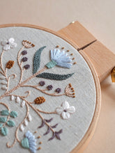 Load image into Gallery viewer, Nordic Floral Vase - PDF Pattern
